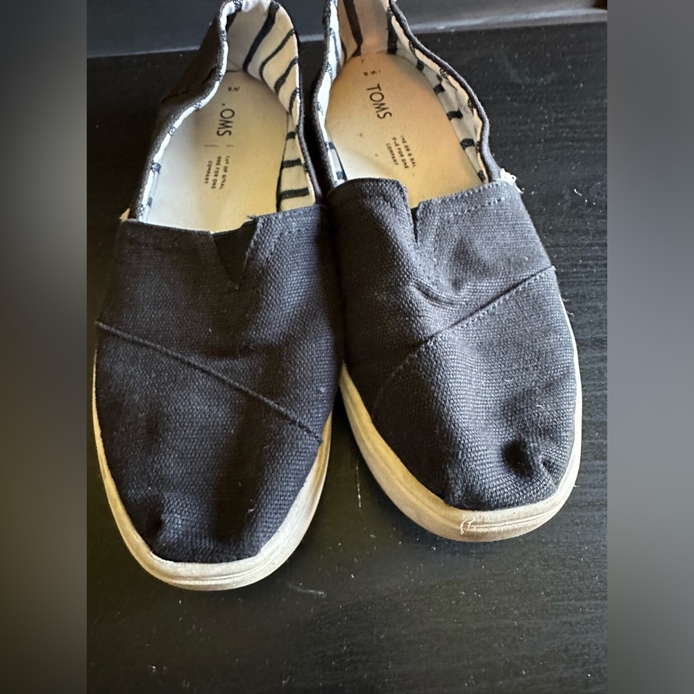 Tom’s black canvas slip on size 8.5 used